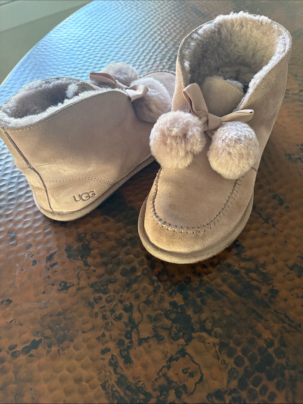 UGG Size 7 Women’s Pom Pom Bootie